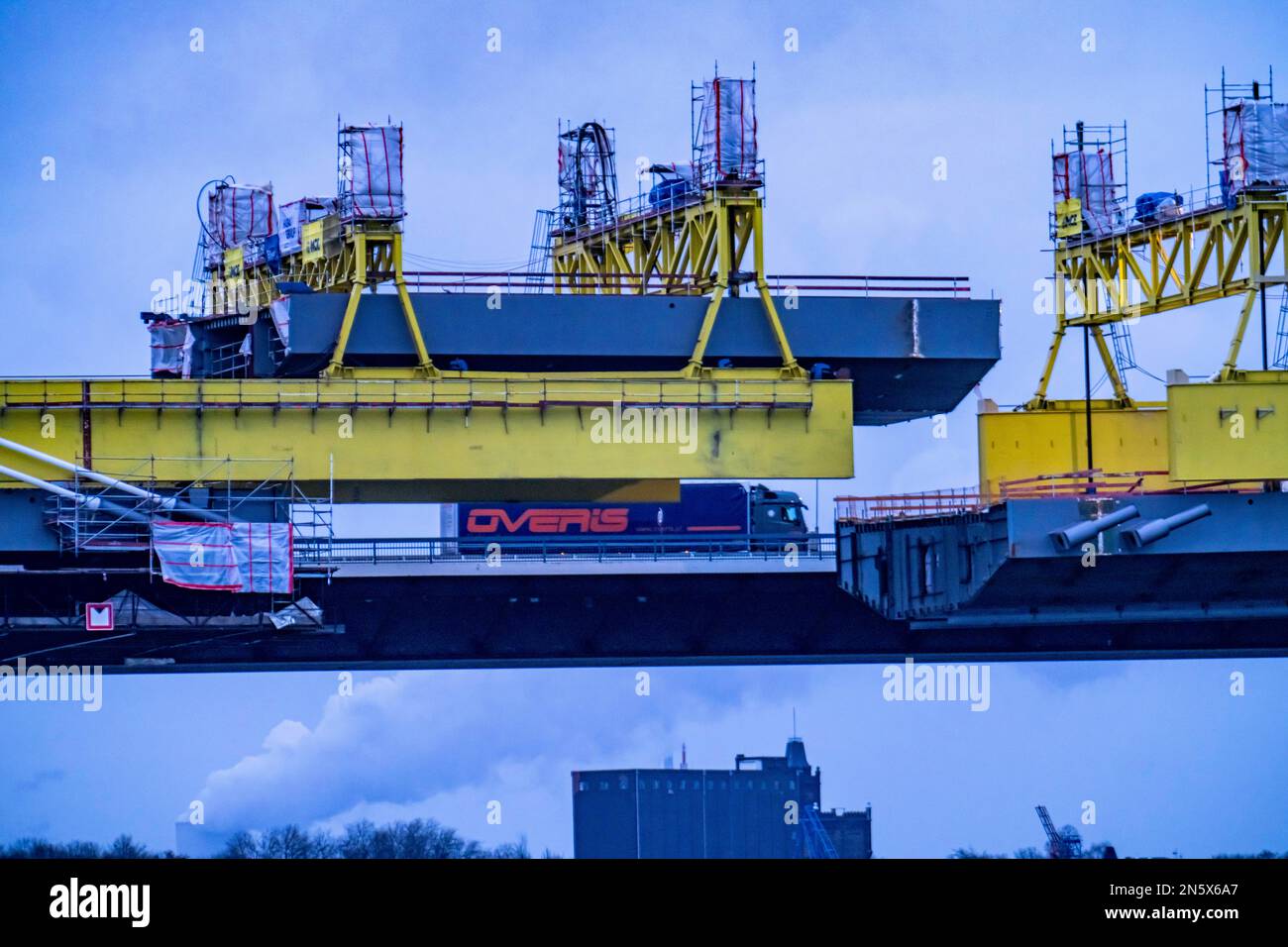 Nuova costruzione del ponte autostradale Neuenkamp, la A40, sul Reno, poco prima dell'inserimento dell'ultimo elemento ponte, nel primo di Foto Stock