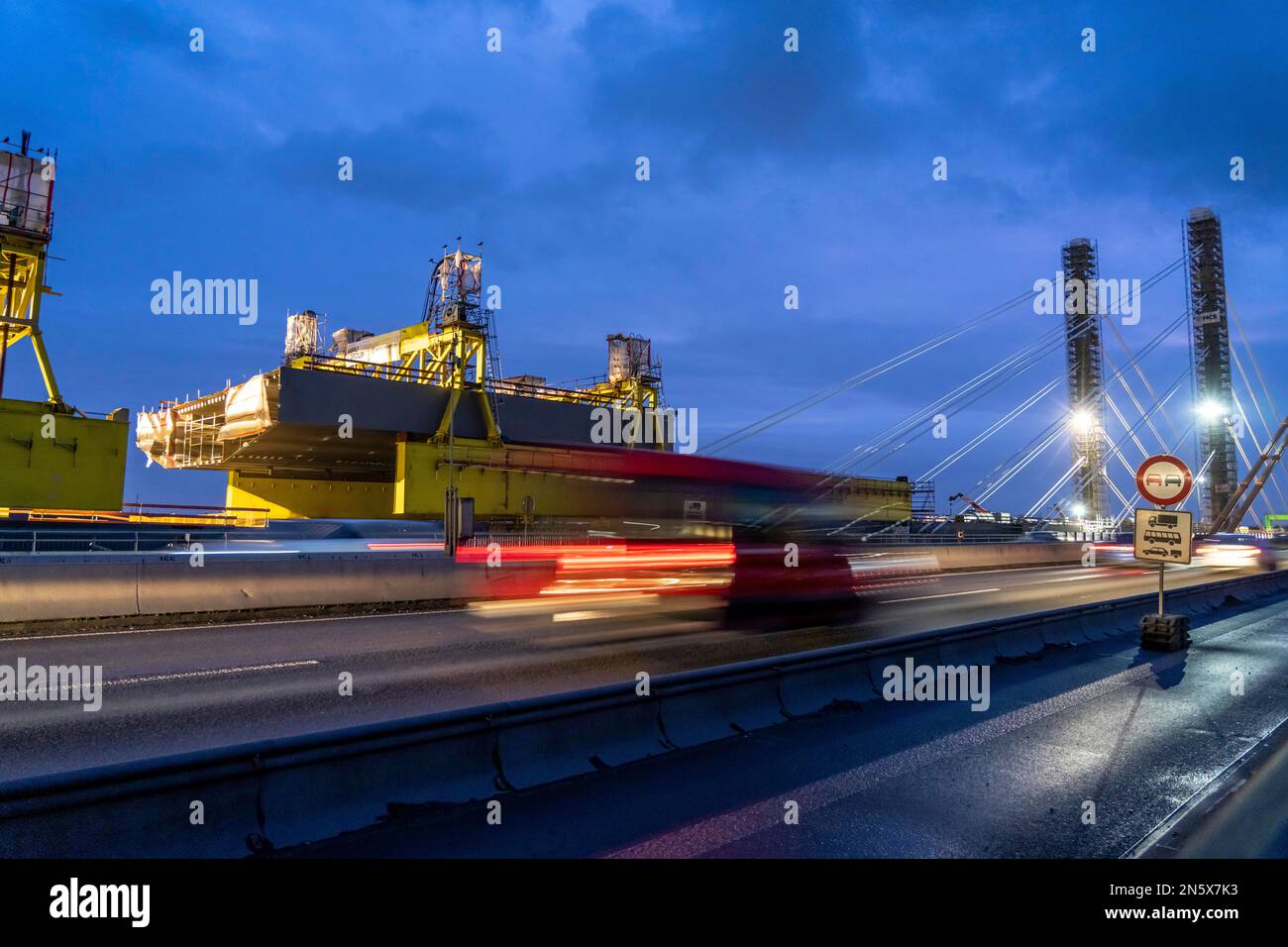 Nuova costruzione del ponte autostradale Neuenkamp, la A40, sul Reno, poco prima dell'inserimento dell'ultimo elemento ponte, nel primo di Foto Stock