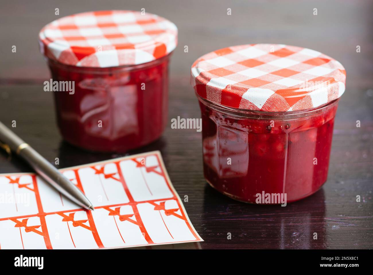 Marmellata di frutta di ribes rosso fatta in casa (chiamata anche bar-le-duc). Foto Stock