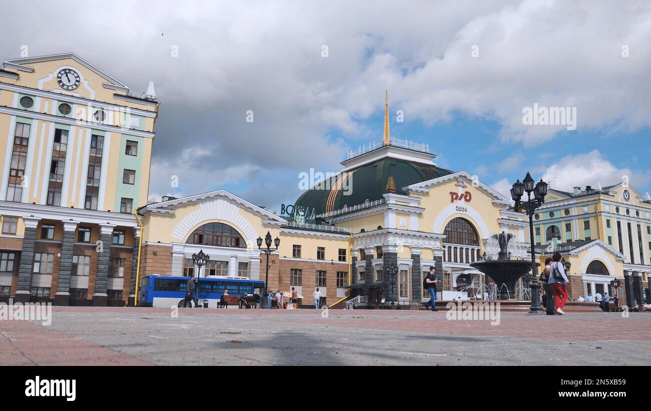 Krasnoyarsk, Russia - 21 agosto 2021: Piazza della stazione ferroviaria di fronte alla stazione ferroviaria principale con il logo delle ferrovie russe in russo. Foto Stock