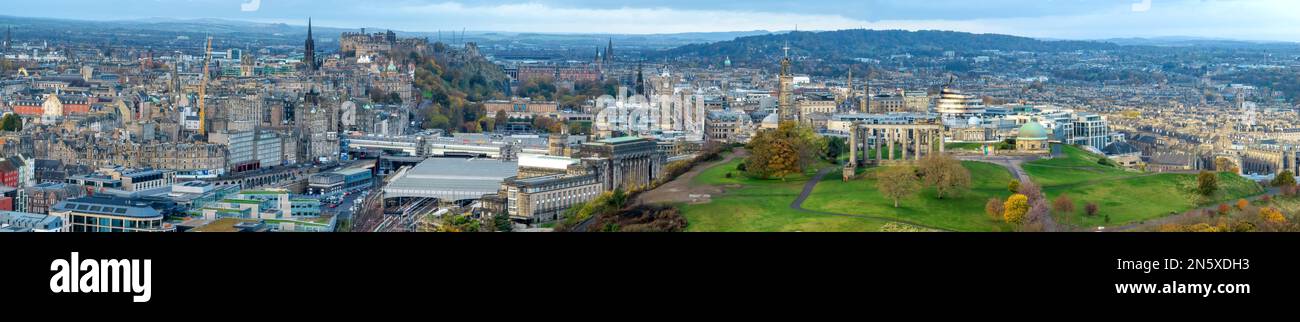 Edimburgo, Scozia, centro di Edimburgo, vista aerea da Calton Hill che mostra il Castello di Edimburgo e la stazione ferroviaria di Waverley. Attrazioni turistiche Foto Stock