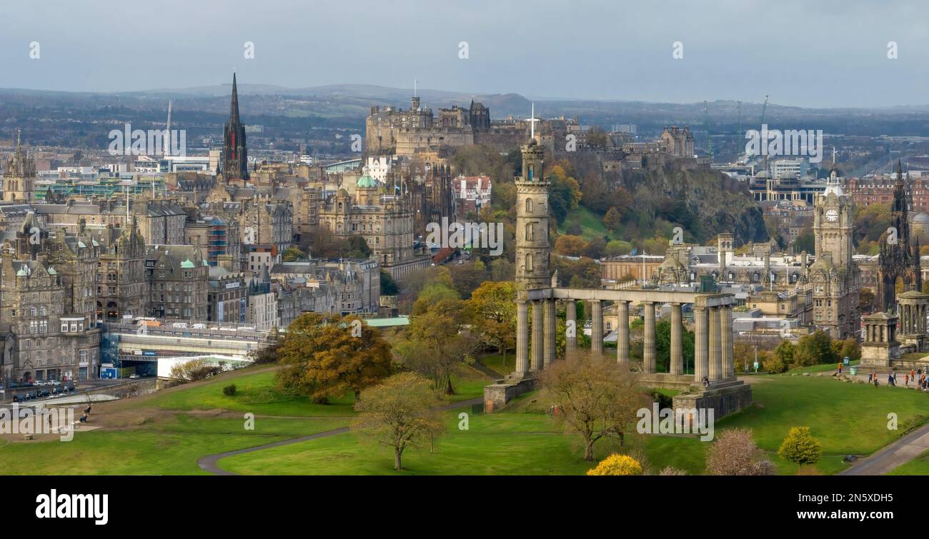 Edimburgo, Scozia, centro di Edimburgo, vista aerea da Calton Hill che mostra il Castello di Edimburgo e la stazione ferroviaria di Waverley. Attrazioni turistiche Foto Stock