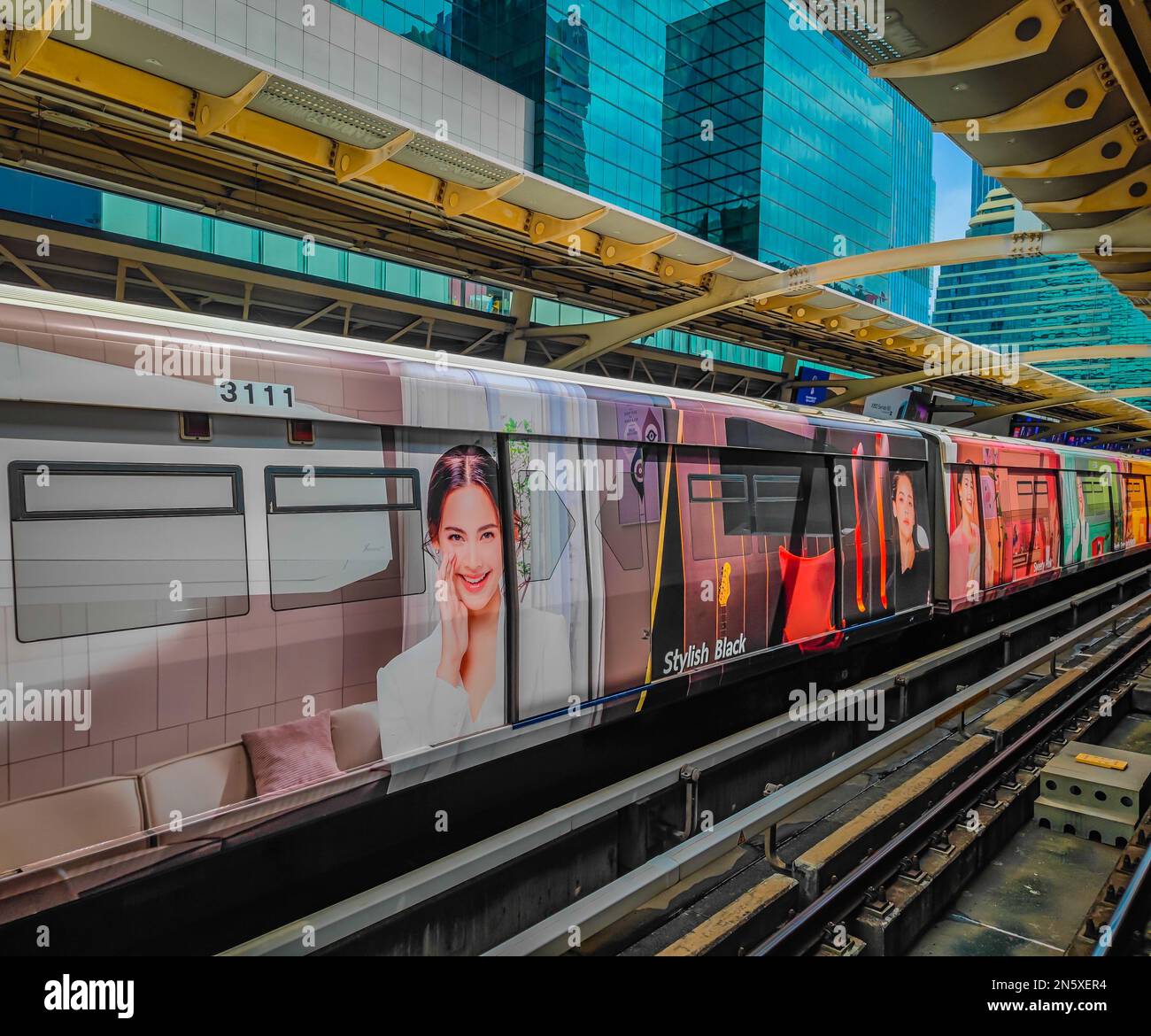 02 05 2023 - Bangkok, Thailandia. BTS Skytrain con spot pubblicitari nella stazione della metropolitana del centro di Bangkok. Foto Stock