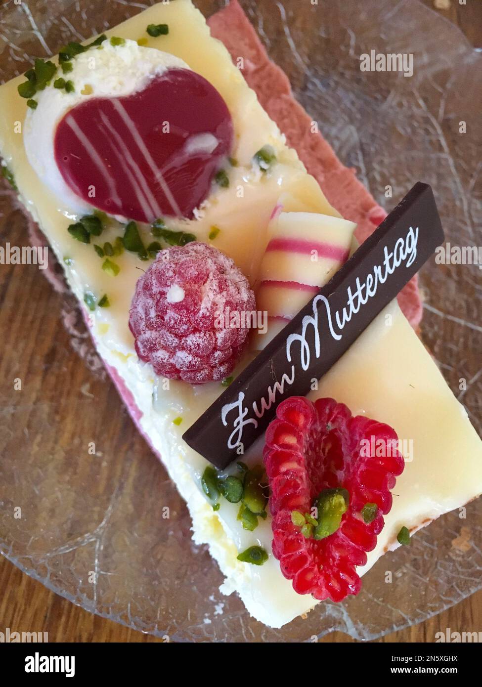 Creme Törtchen mit Himbeeren, Herz und Verkauf von Dienstleistungen im Bereich Foto Stock