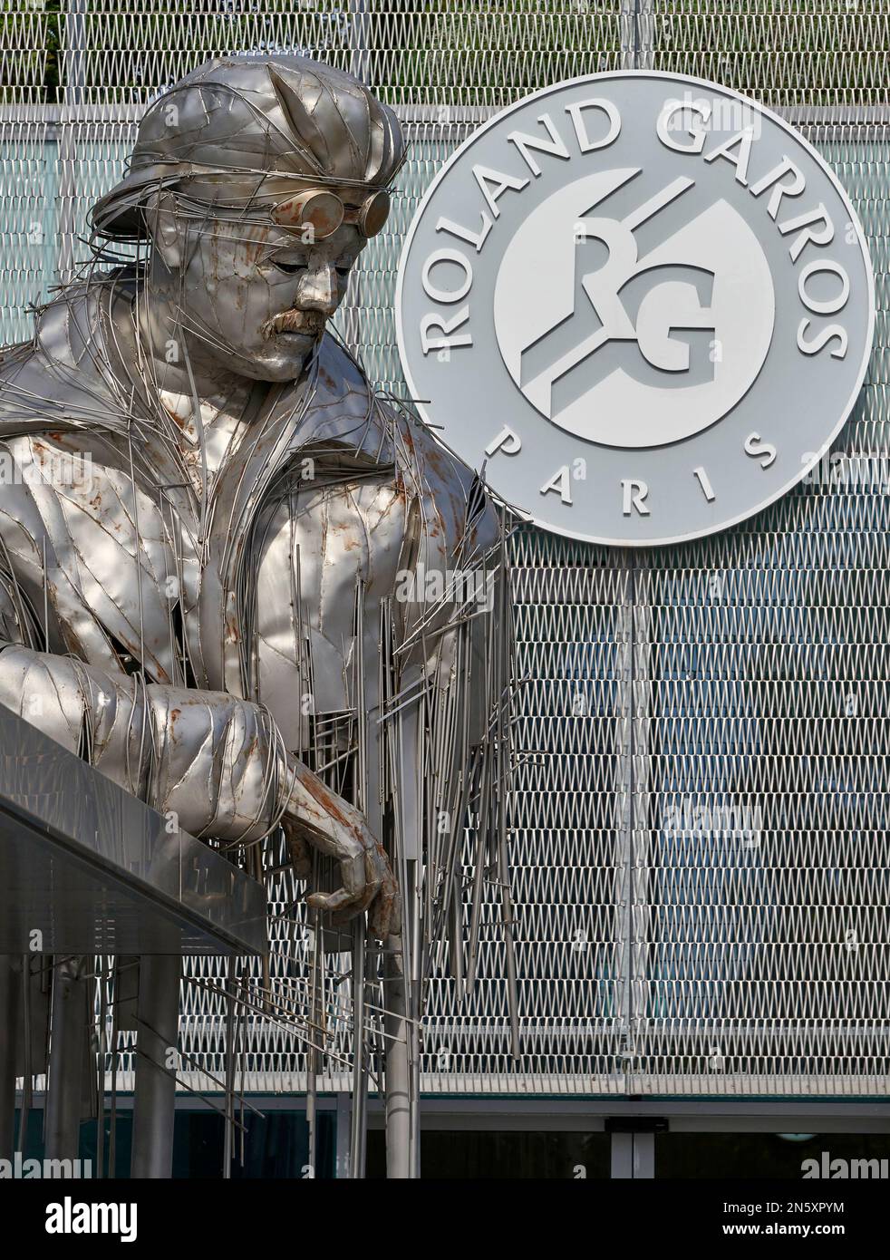 Roland Garros statua enorme presso i campi da tennis a Parigi Foto Stock