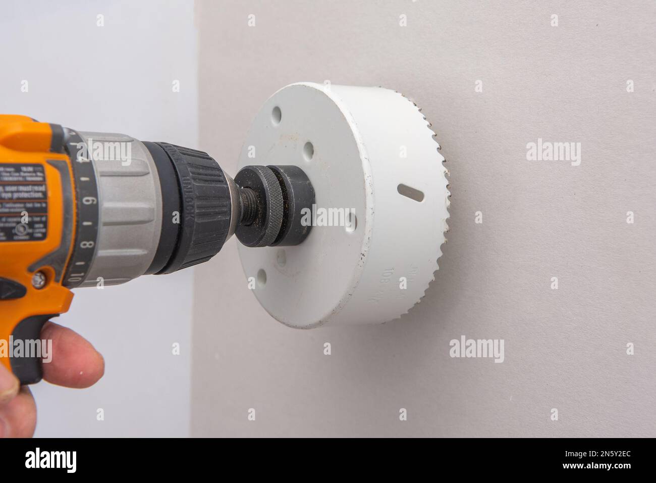 Coppa metallica bianca per praticare fori nella parete per apparecchi elettrici Foto Stock
