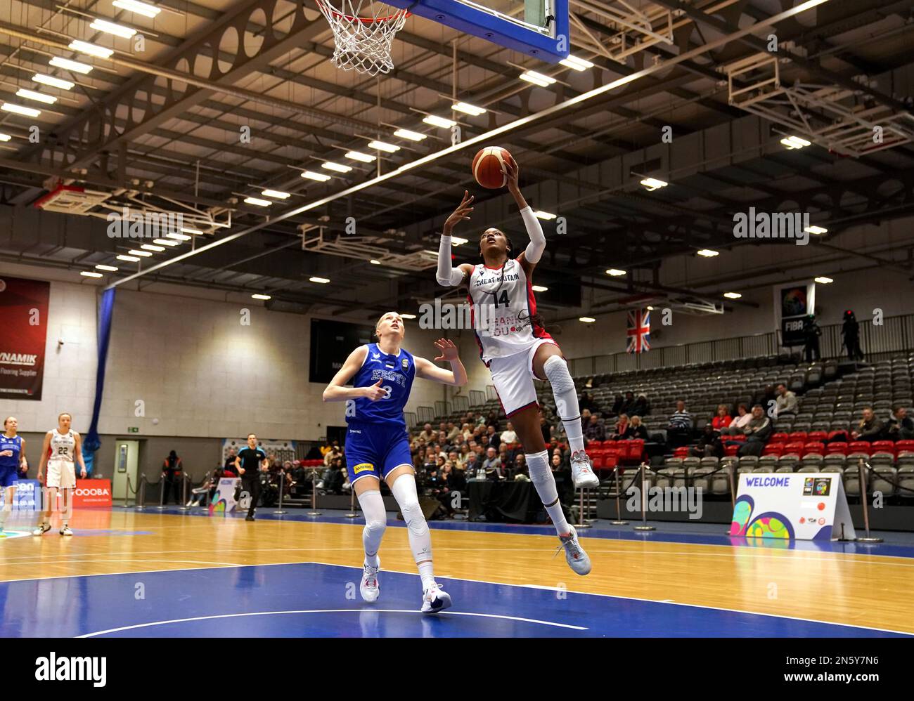 Il Temi Fagbenle della Gran Bretagna spara durante la partita di qualificazione FIBA Women's EuroBasket 2023 al National Basketball Performance Centre di Manchester. Data immagine: Giovedì 9 febbraio 2023. Foto Stock