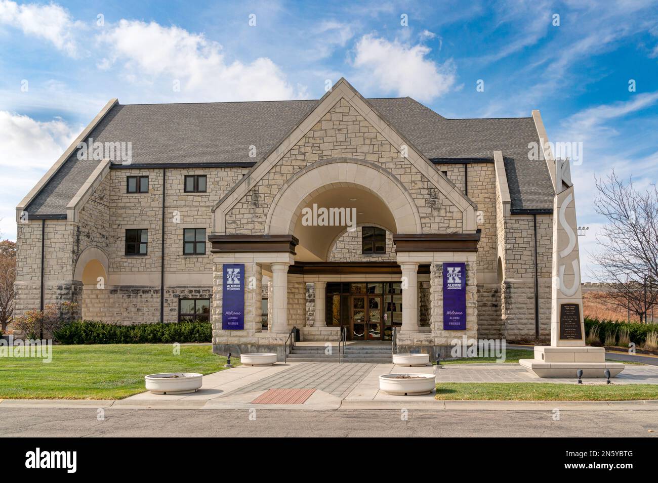 MANHATTEN, Kansas, USA - 3 NOVEMBRE 2022: Alumni Center nel campus della Kansas state University. Foto Stock