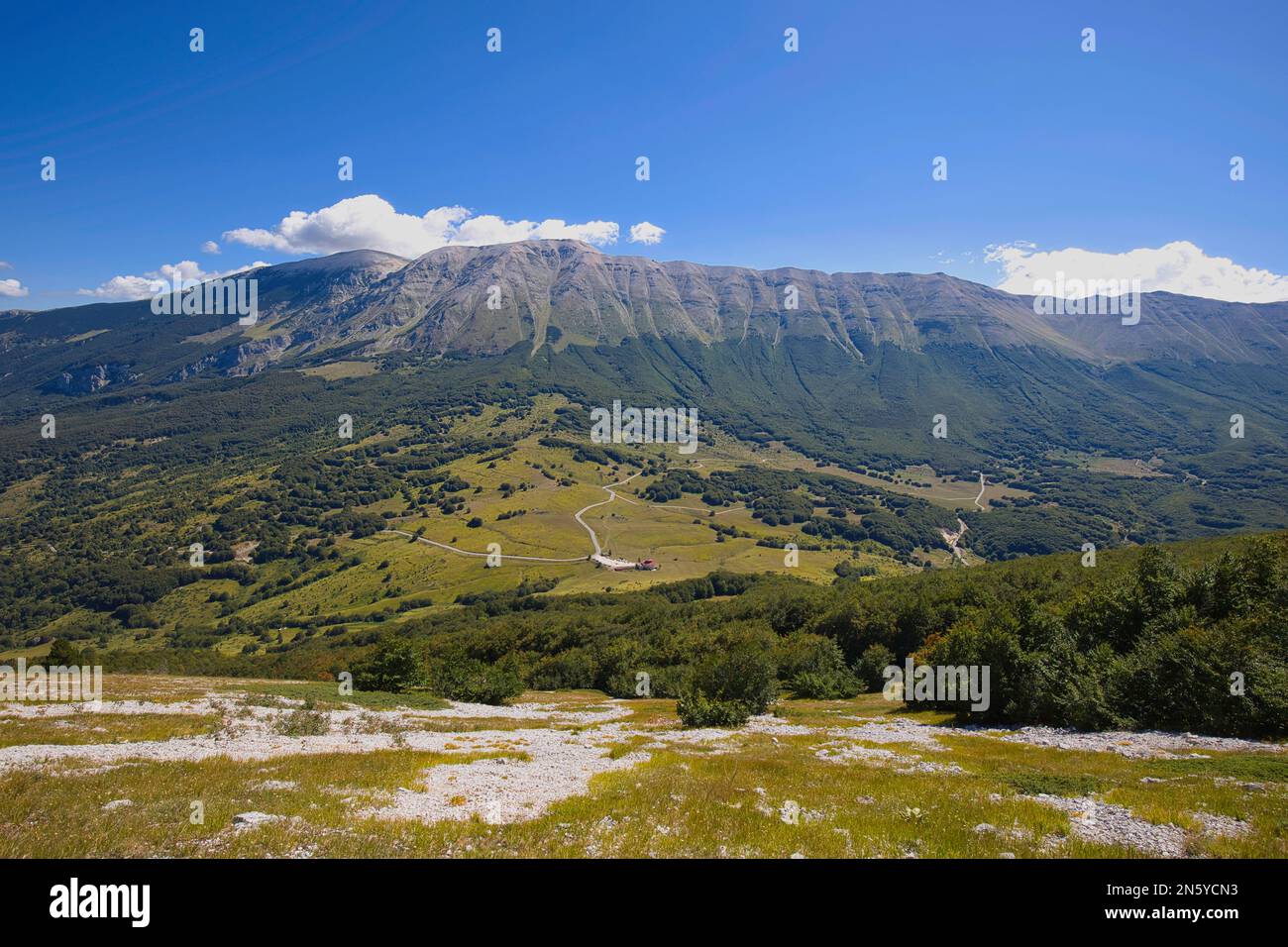 Panorama in provincia di l'Aquila in Italia con il massiccio del Monte Amaro e il Passo San Leonardo. Foto Stock