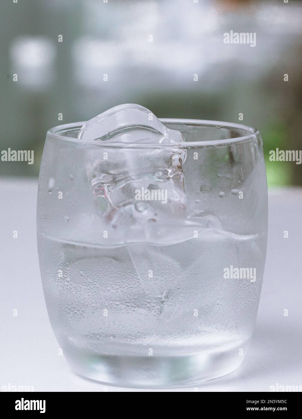 ghiaccio in un bicchiere Foto Stock