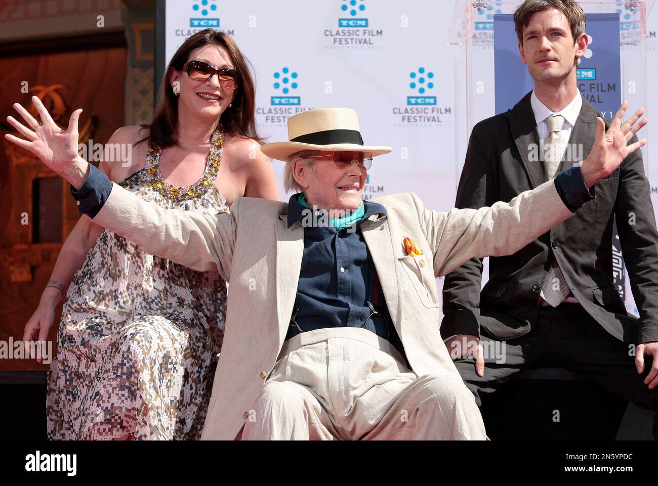 FILE - In this April 30, 2011 file photo, Actor Peter O’Toole, center ...