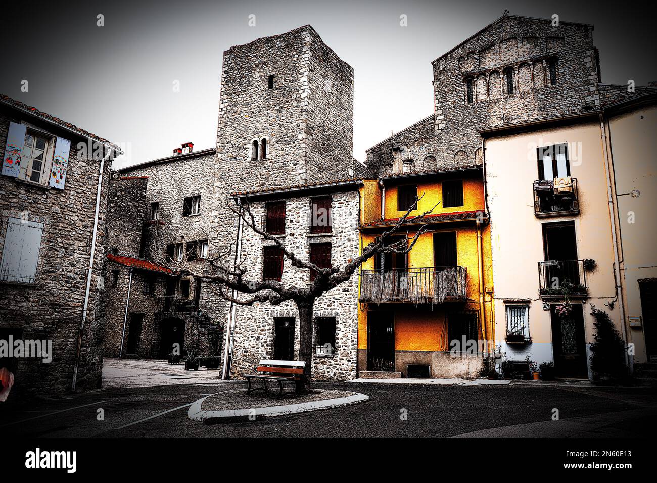 Una piazza nella città medievale di Arles sur Tech nei Pirenei francesi Foto Stock