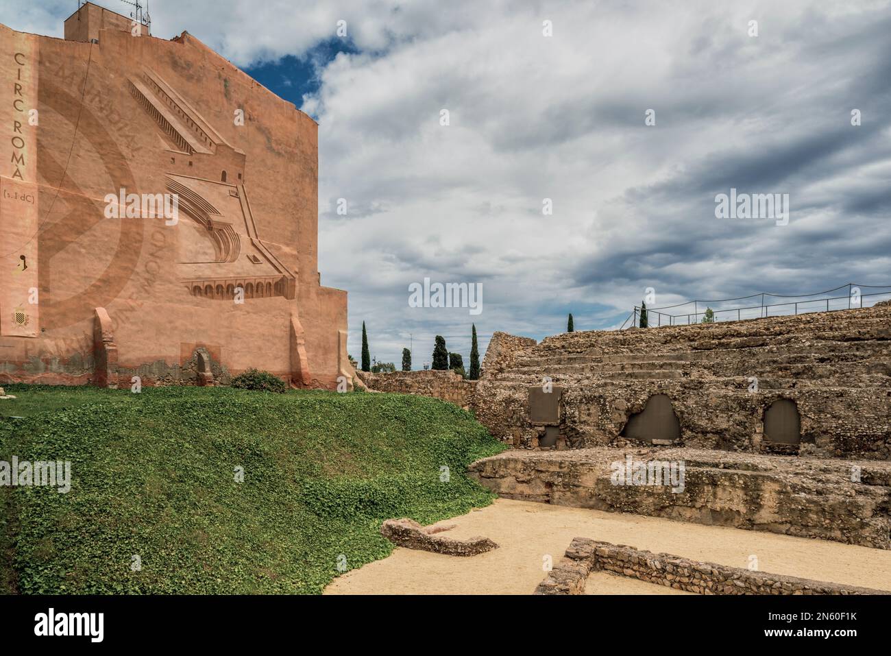 Parete decorata con alto rilievo delle rovine del circo romano 'Circ Roma' nel centro storico di Tarragona, Catalogna, Spagna, Europa Foto Stock
