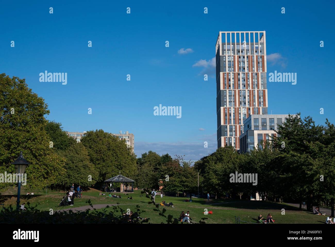 L'edificio più alto di Bristol, Castle View, una torre residenziale ai margini del Parco del Castello, in una giornata di sole. Foto Stock