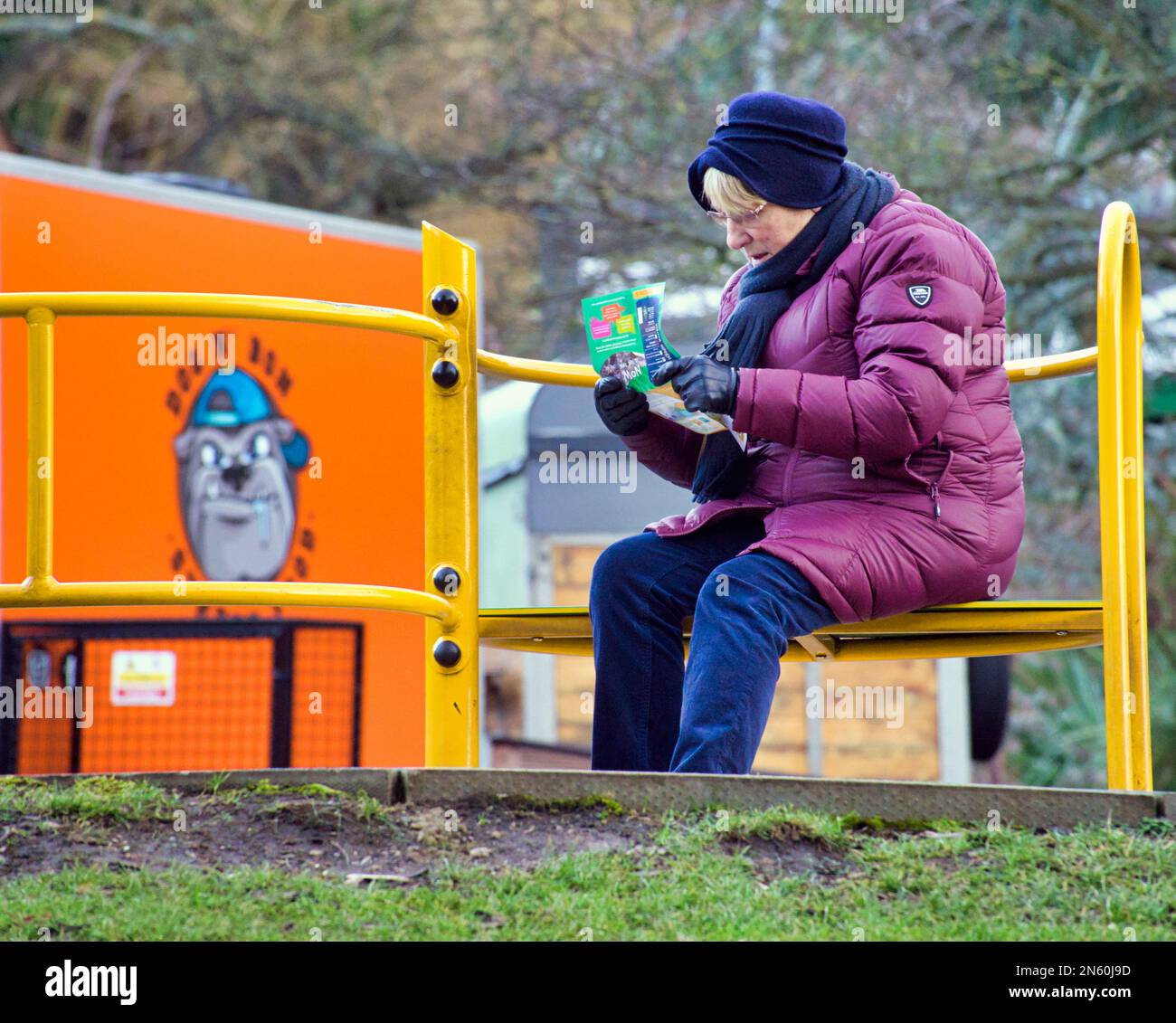 Edimburgo, Scozia, Regno Unito 9th febbraio 2023. Le donne consulta la mappa dello zoo di Edimburgo lo zoo di Edimburgo inizia Arrivederci a pandas dopo aver vissuto a Edimburgo per oltre 10 anno. Sono stati resi gratuiti senza prenotazione e i poster sono stati messi a disposizione per dire Arrivederci. Yang Guang e Tian Tian arrivarono in Scozia nel 2011 ed è destinata ad essere rispedita nella loro patria nell'ottobre 2023 . Credit Gerard Ferry/Alamy Live News Foto Stock