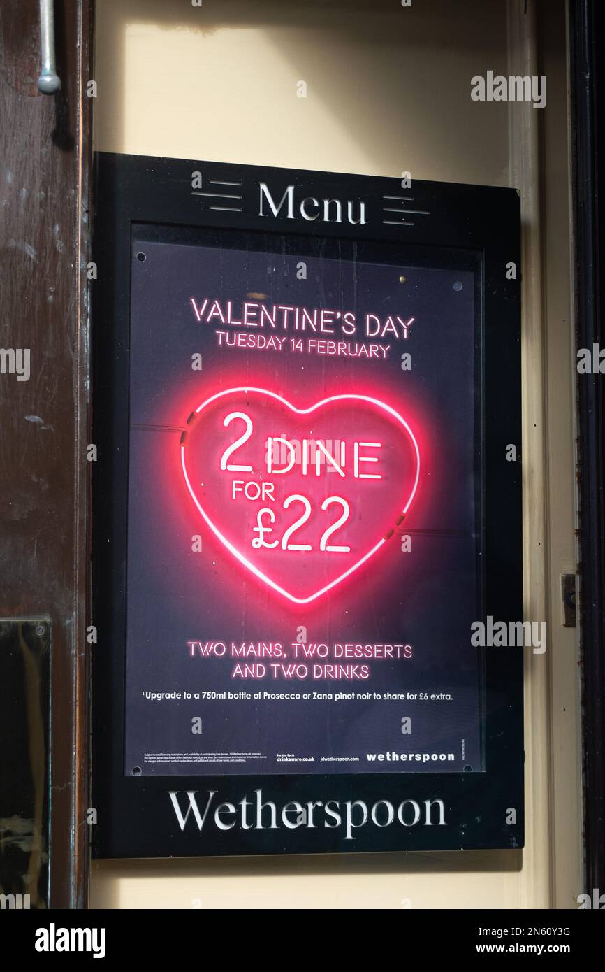 Uxbridge, London Borough di Hillingdon, Regno Unito. 9th febbraio, 2023. Un pub Wetherspoon a Uxbridge. I prezzi nella catena di pub J D Wetherspoon sono saliti del 7,5%, mettendo un extra di 29p dollari su una pinta di birra e di 75p dollari sul cibo nei loro pub. Credit: Maureen McLean/Alamy Live News Foto Stock