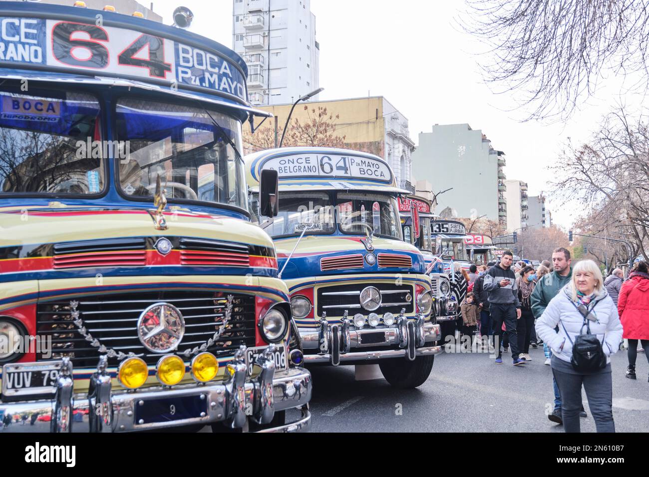 Buenos Aires, Argentina, 20 giugno 2022: La gente in tournée una mostra classica e antica autobus. Foto Stock