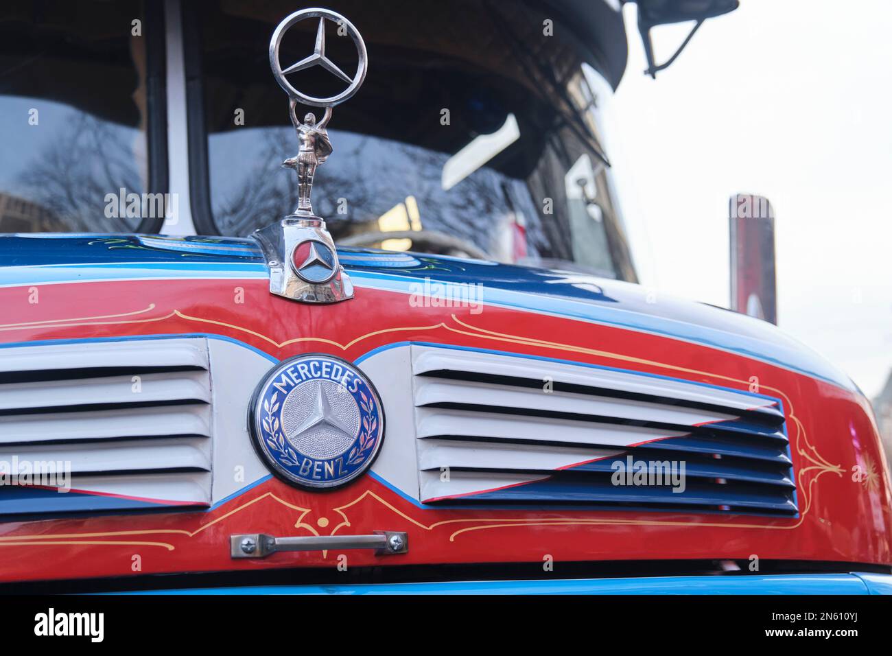 Buenos Aires, Argentina, 20 giugno 2022: Ornamento cofano di una Mercedes Benz 1114, vecchio autobus d'epoca per i trasporti pubblici. Cromata figura di una persona in possesso Foto Stock