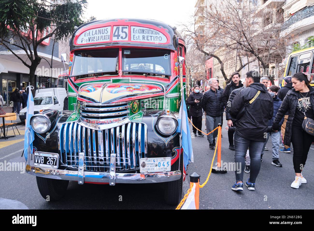 Buenos Aires, Argentina, 20 giugno 2022: Restaurato classico 1942 Chevrolet bus, utilizzato per il trasporto pubblico di passeggeri, linea 45. Foto Stock