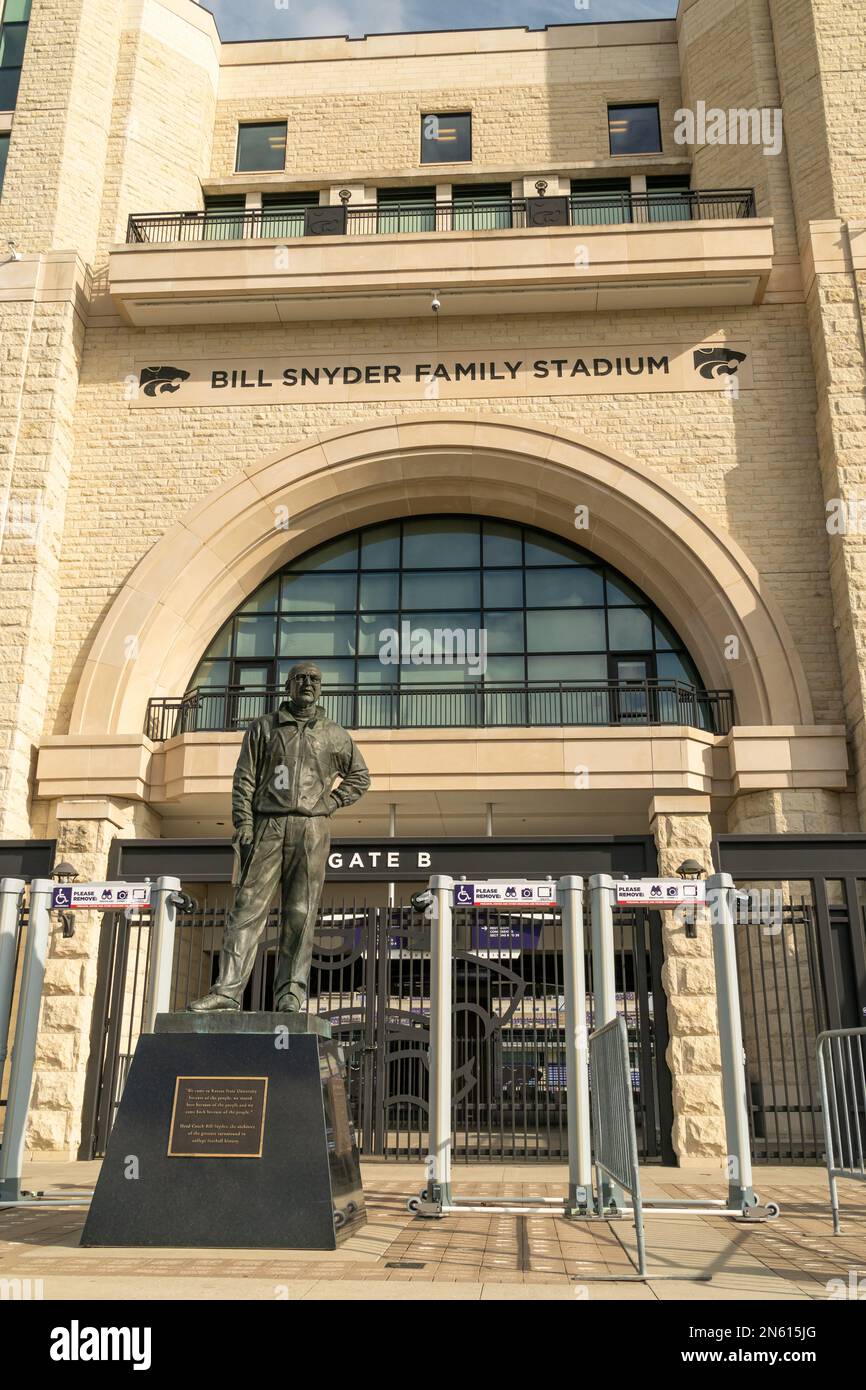 MANHATTEN, Kansas, USA - 3 NOVEMBRE 2022: Statua di Bill Snyder al suo omonimo stadio nel campus della Kansas state University. Foto Stock