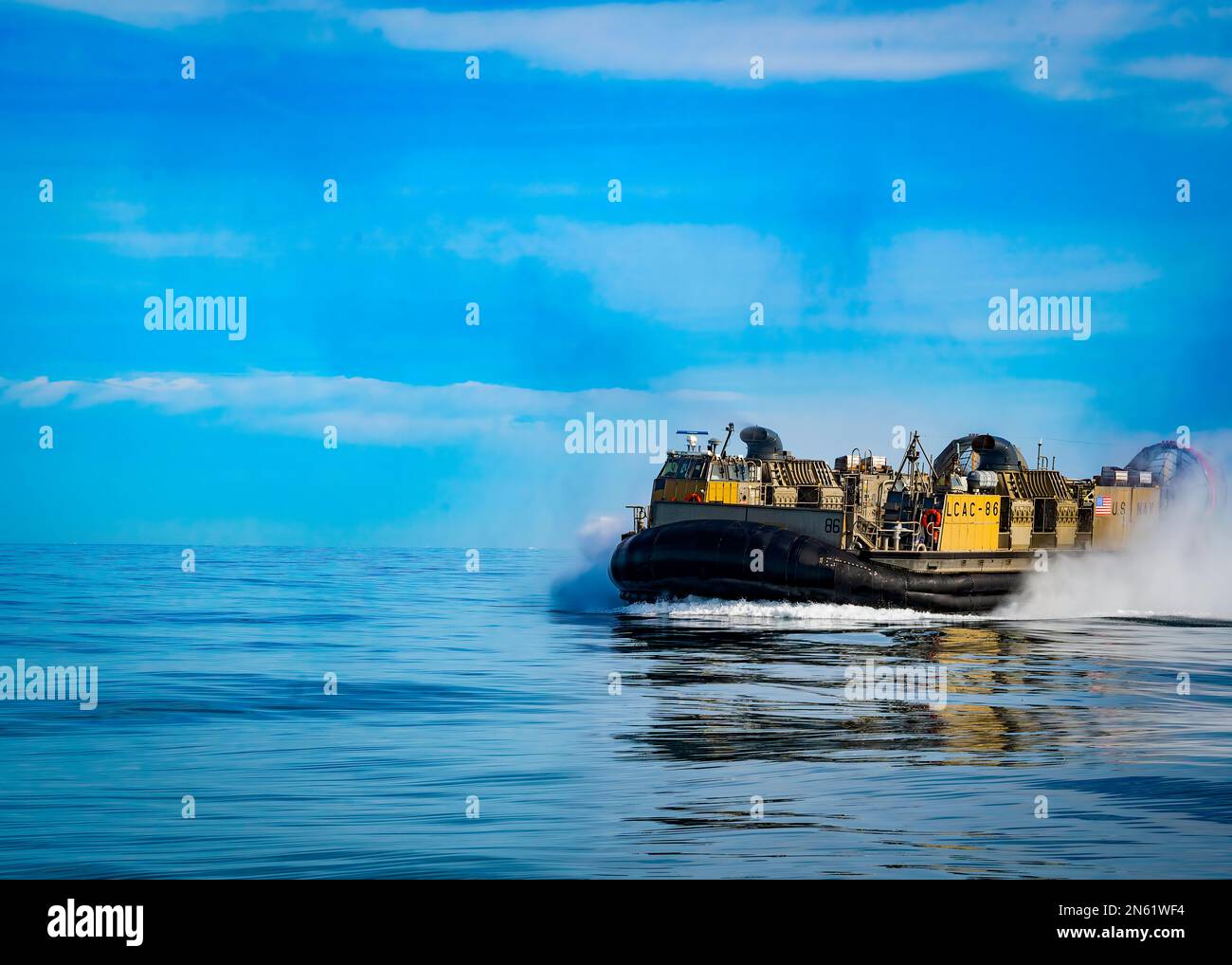 OCEANO ATLANTICO – i marinai assegnati all'unità di Artigianato d'Assalto (ACU) quattro aerei a cuscino (LCAC) dell'imbarcazione di atterraggio durante gli sforzi di recupero di una mongolfiera ad alta quota nell'Oceano Atlantico, 8 febbraio 2023. Sotto la direzione del presidente degli Stati Uniti e con il pieno sostegno del governo del Canada, aerei da combattimento statunitensi sotto gli Stati Uniti Northern Command Authority ha impegnato e portato giù una mongolfiera di sorveglianza ad alta quota all'interno dello spazio aereo sovrano degli Stati Uniti e sulle acque territoriali degli Stati Uniti 4 febbraio 2023. Foto Stock