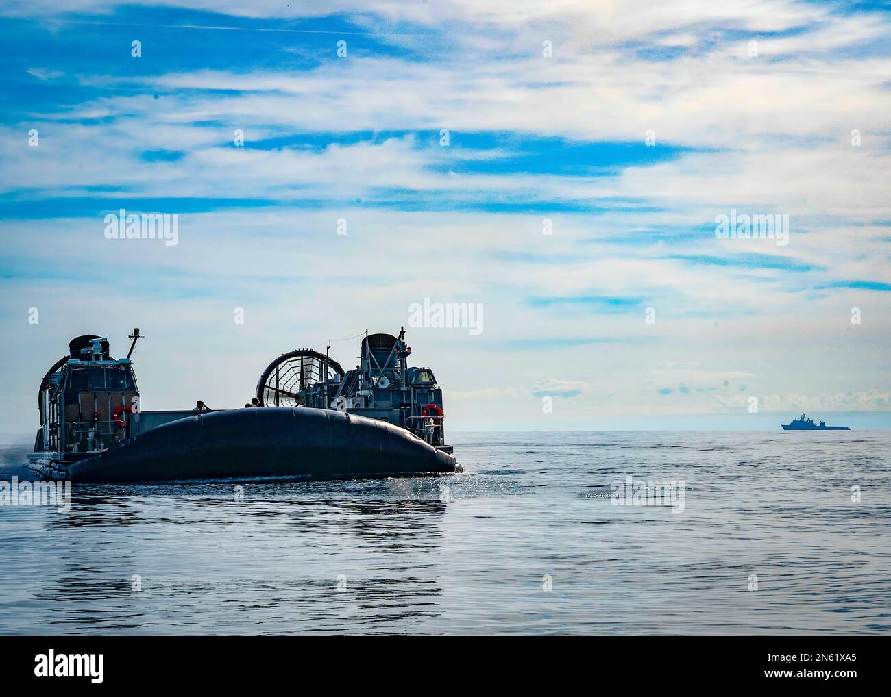 OCEANO ATLANTICO – i marinai assegnati all'unità di Artigianato d'Assalto (ACU) quattro aerei a cuscino (LCAC) dell'imbarcazione di atterraggio durante gli sforzi di recupero di una mongolfiera ad alta quota nell'Oceano Atlantico, 8 febbraio 2023. Sotto la direzione del presidente degli Stati Uniti e con il pieno sostegno del governo del Canada, aerei da combattimento statunitensi sotto gli Stati Uniti Northern Command Authority ha impegnato e portato giù una mongolfiera di sorveglianza ad alta quota all'interno dello spazio aereo sovrano degli Stati Uniti e sulle acque territoriali degli Stati Uniti 4 febbraio 2023. Foto Stock
