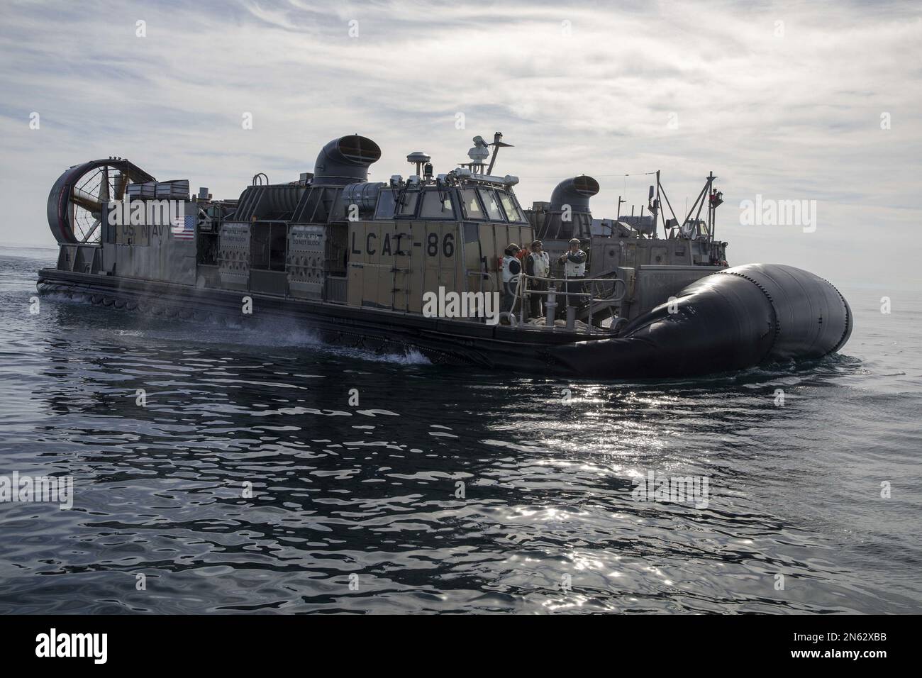 I marinai assegnati all'unità di Artigianato d'Assalto (ACU) operano quattro cuscini d'aria dell'imbarcazione di atterraggio (LCAC) durante gli sforzi di recupero di un pallone ad alta quota nell'Oceano Atlantico, il 8 febbraio 2023. Sotto la direzione del presidente degli Stati Uniti e con il pieno sostegno del governo del Canada, un USA Air Force F-22 Raptor, su autorità del comando del Nord, ha impegnato e portato giù il pallone spia cinese all'interno dello spazio aereo sovrano degli Stati Uniti e sulle acque territoriali degli Stati Uniti il 4 febbraio 2023. Foto di MC1 Ryan Seelbach/U.S.A. Navy/UPI Foto Stock