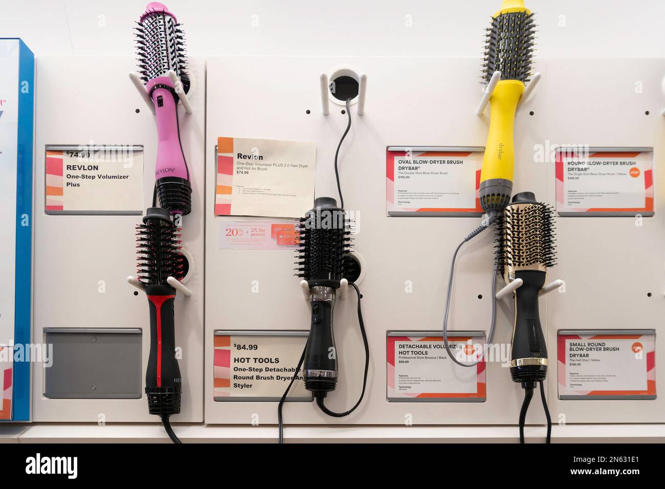 Spazzole elettriche per l'asciugatura dei capelli Revlon su una parete del display. STATI UNITI Foto Stock