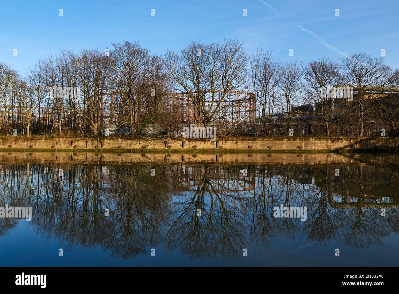 I gasworks Bromley-by-Bow disusati dal fiume Lea in inverno, Londra orientale, Inghilterra sudorientale Foto Stock