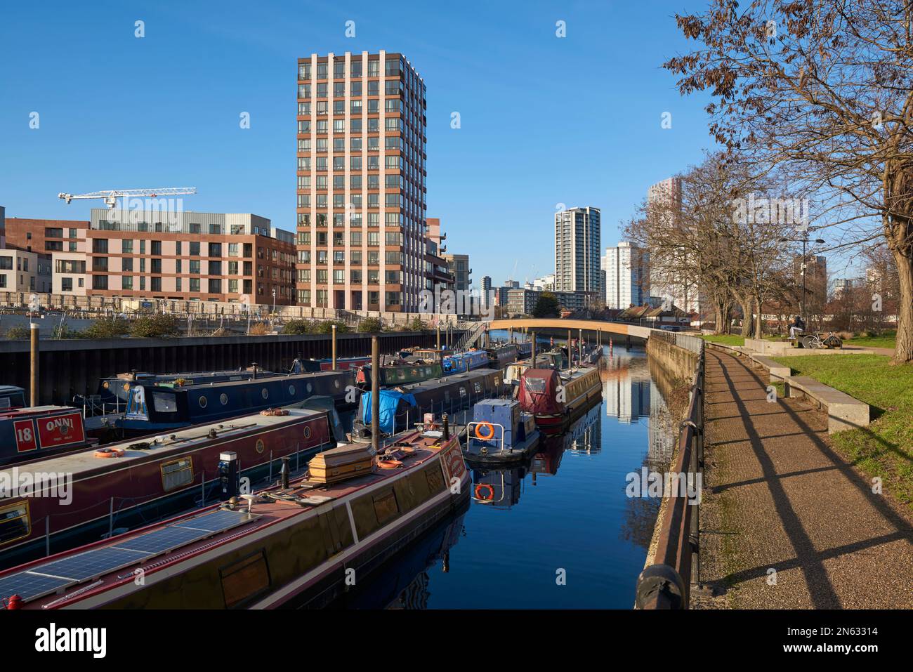 Barche a remi ormeggiate sul fiume Three Mills Wall, Three Mills Island, Bromley-by-Bow, East London UK Foto Stock