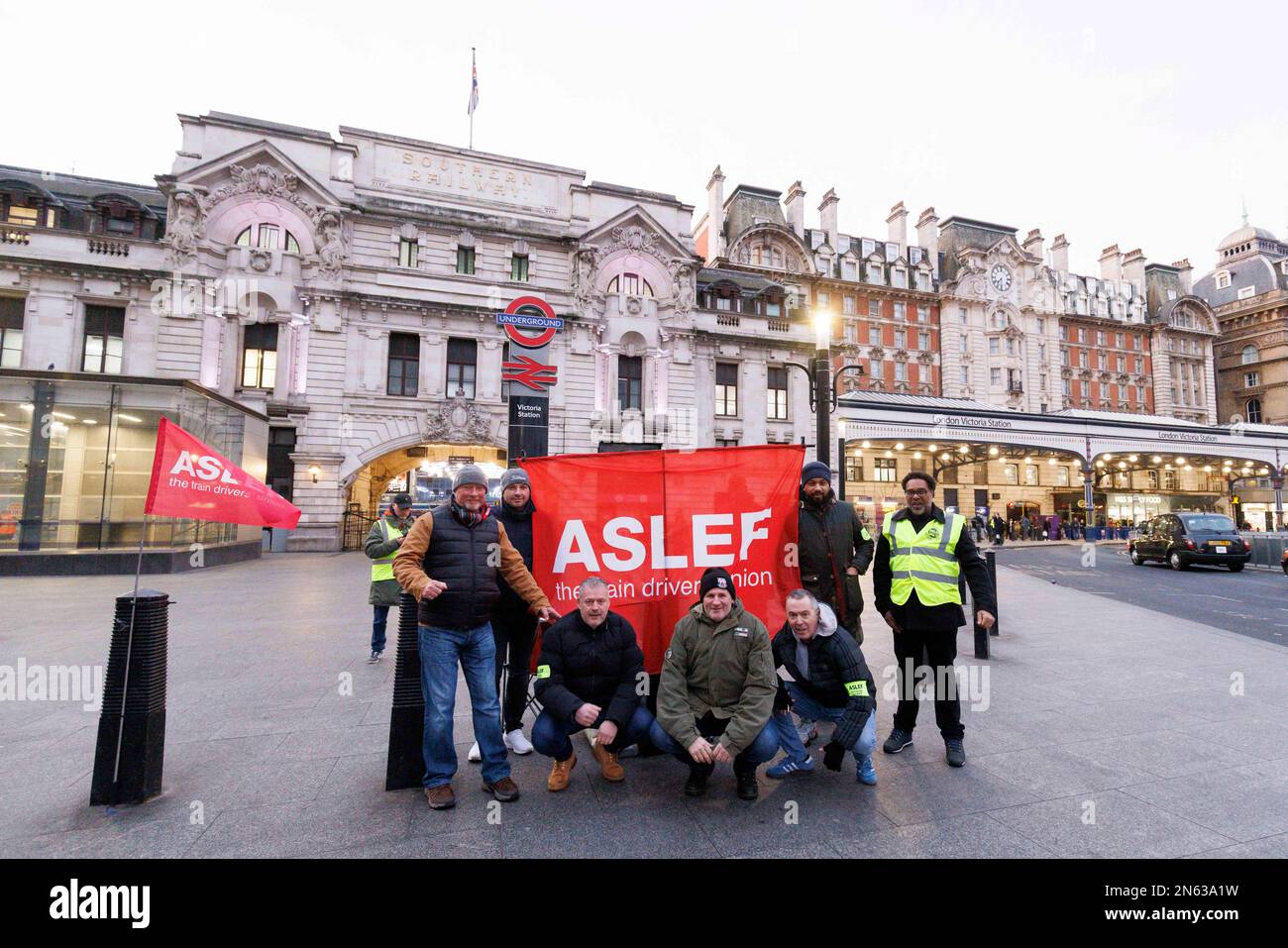 Una linea per picnic di Aslef fuori dalla stazione ferroviaria Victoria di Londra oggi mentre i camminamenti iniziano al mattino. Foto Stock