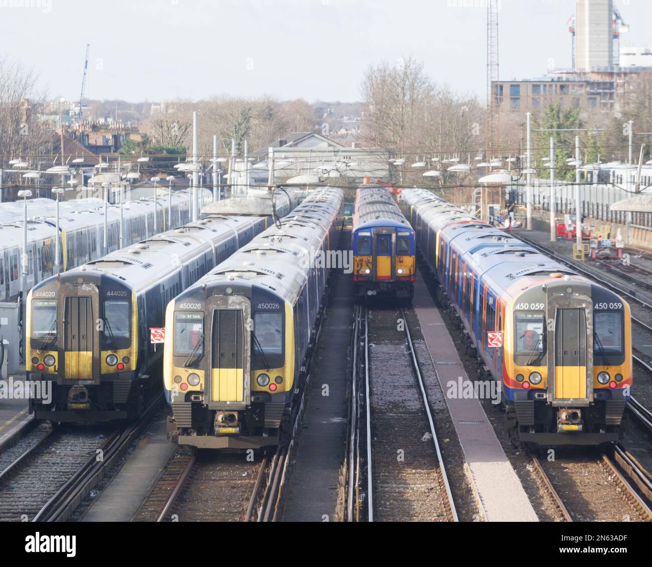 Treni presso un deposito ferroviario alla stazione ferroviaria di Clapham Junction. I sindacati dei macchinisti hanno condotto un altro sciopero ferroviario oggi. Foto Stock