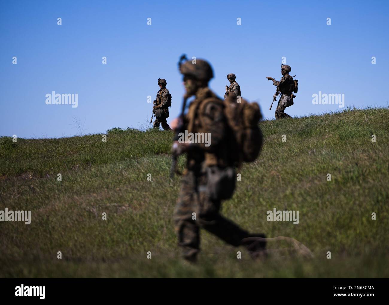 NEGLI STATI UNITI Marines with Bravo Company, 1st Light Armored Reconnaissance Battalion, 1st Marine Division, pattuglia durante il concorso annuale di squadra 1st MARDIV su Marine Corps base Camp Pendleton, California, 7 febbraio 2023. Il concorso di una settimana comprende una serie di attività legate al combattimento, progettate per valutare le competenze di ciascuna squadra. (STATI UNITI Corpo marino foto di Lance CPL. Earik Barton) Foto Stock