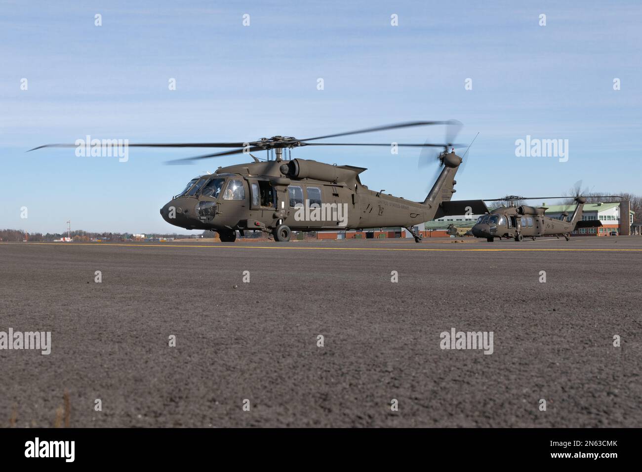 UH-60 gli elicotteri Black Hawk, gestiti da soldati della Charlie Company, 3rd battaglione, 142nd reggimento dell'aviazione (Air Assault), Connecticut Army National Guard, si preparano al decollo presso l'Army Aviation Support Facility, Windsor Locks, Connecticut, 7 febbraio 2023. I soldati degli anni '142nd si stanno schierando nell'Area di responsabilità del comando centrale a sostegno della determinazione inerente all'operazione. (STATI UNITI Foto dell'esercito di Matthew Lucibello) Foto Stock