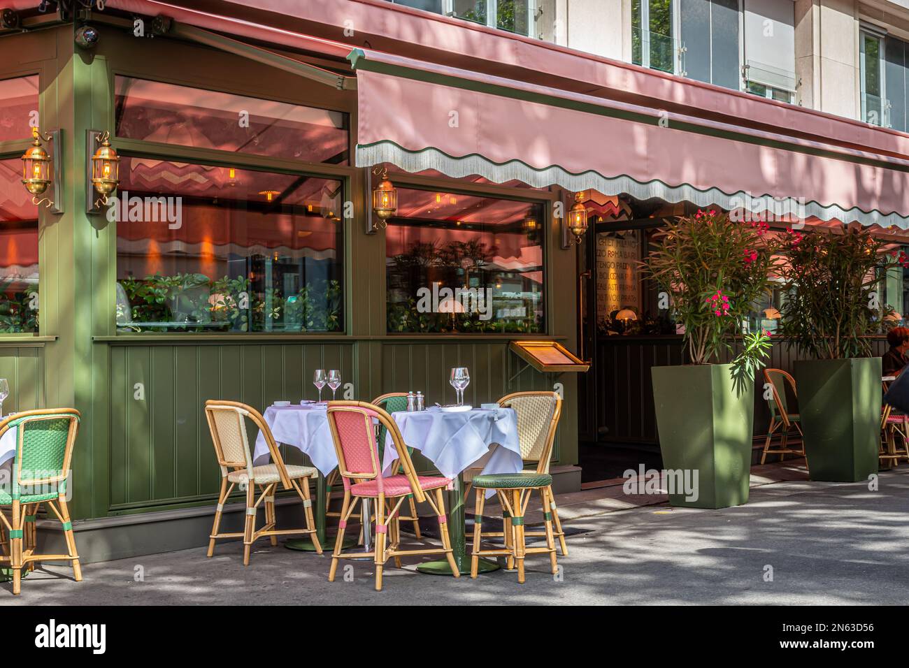 Una terrazza di un piccolo ristorante francese in una strada parigina Foto Stock