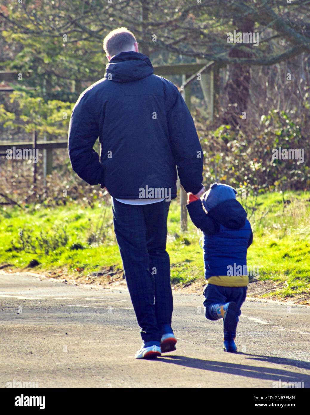 Padre e figlio a piedi Foto Stock