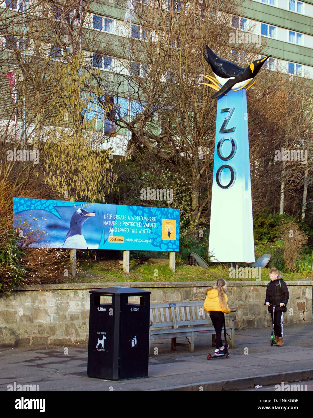 Cartello per lo zoo, ingresso alla strada di costorphine per lo zoo di Edimburgo Foto Stock
