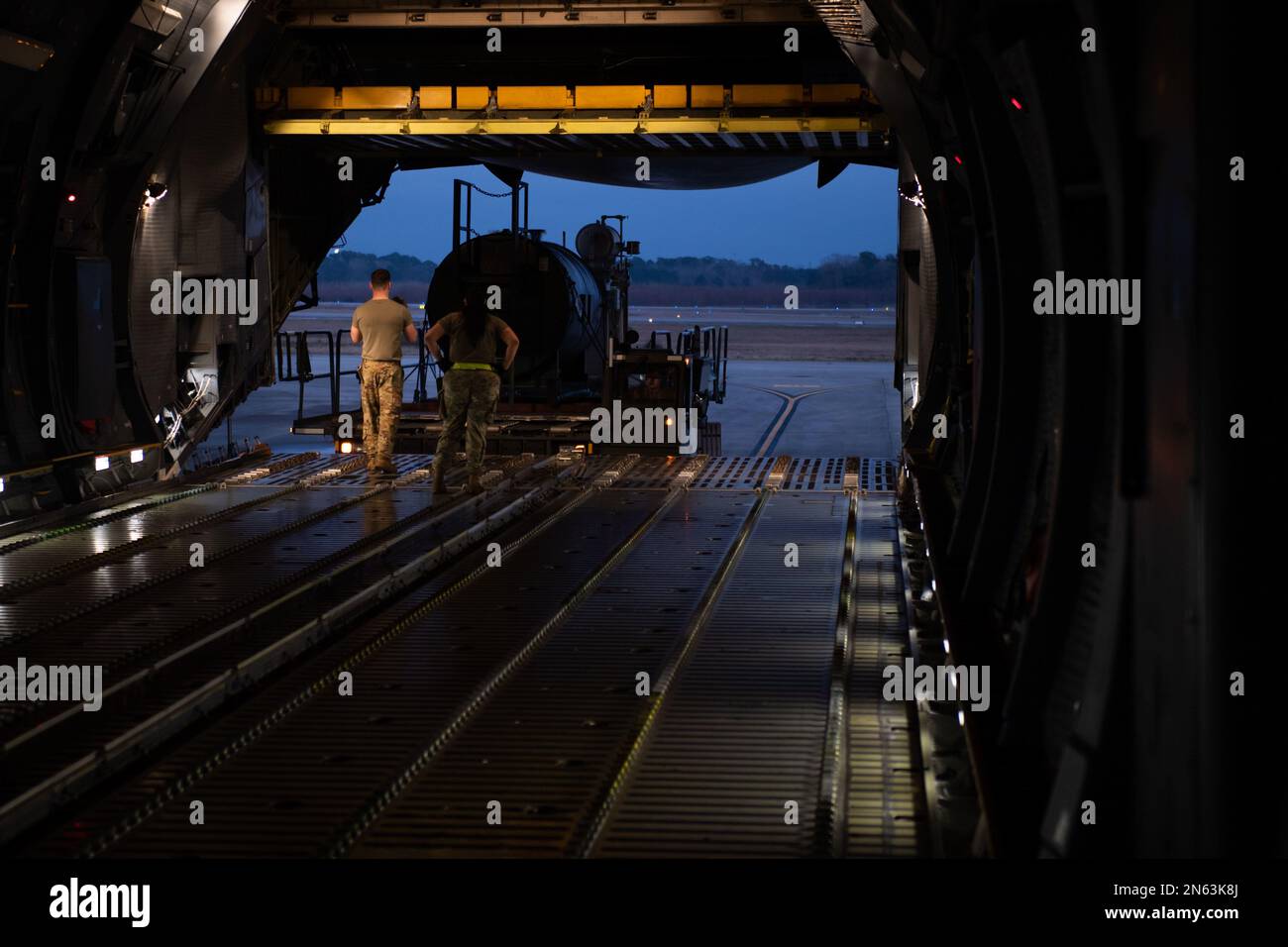 STATI UNITI Gli aerei assegnati al 437th Aerial Port Squadron, caricano le apparecchiature per infrastrutture critiche su un C-5 Super Galaxy alla base comune di Charleston, South Carolina, 31 gennaio 2023. Gli Stati Uniti Air Force ha stretto una partnership con gli Stati Uniti Il Dipartimento dell’energia consegnerà all’Ucraina attrezzature critiche per sostenere le infrastrutture energetiche della nazione. (STATI UNITI Air Force foto di Airman 1st Class Christian Silvera) Foto Stock