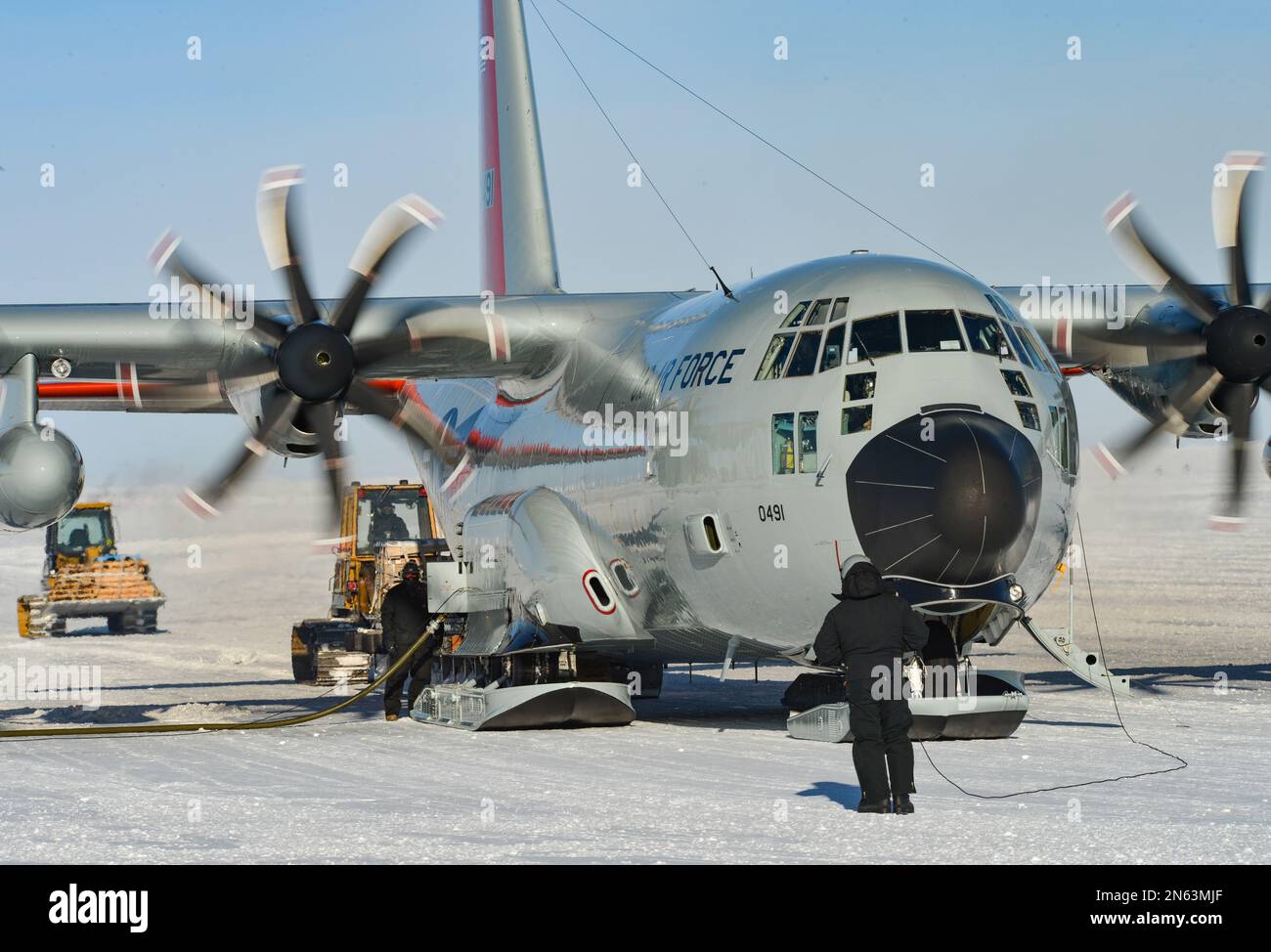 230206-N-NX070-1024 un LC-130, che è un Hercules sci-attrezzato da 139th Expeditionary Airlift Squadron, è scaricato su una pista di ghiaccio compattata neve a South Pole Station, Antartide. La Task Force-Support Forces Antartica supervisiona le attività dei servizi congiunti e fornisce il supporto del Dipartimento della Difesa alla National Science Foundation e al programma Antartico degli Stati Uniti attraverso l'operazione Deep Freeze. (STATI UNITI Foto Navy di Senior Chief Mass Communication Specialist RJ Stratchko) Foto Stock