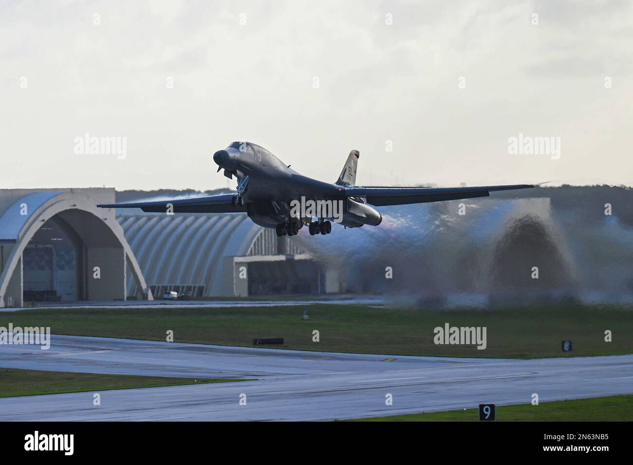 NEGLI STATI UNITI Air Force B-1B Lancer, assegnata allo Squadrone Expeditionary Bomb 34th, decolora dalla base dell'aeronautica Andersen, Guam, a sostegno di una missione della Task Force Bomber, il 7 febbraio 2023. Pacific Air Forces si impegna a sostenere un Indo-Pacific libero, basato su regole. Siamo dedicati alla visione che tutte le nazioni lavorano per proteggere la sovranità di ogni nazione, assicurando la risoluzione pacifica delle controversie senza coercizione, promuovendo il libero, equo e reciproco commercio e preservando la libertà di navigazione. (STATI UNITI Foto dell'Aeronautica militare di staff Sgt. Ericka A. Woolever) Foto Stock