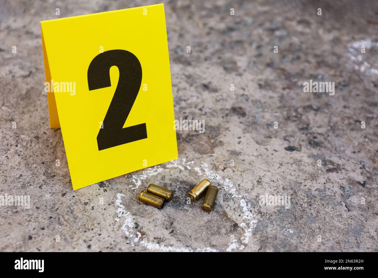 Scena del crimine con proiettili e segno di prova sul pavimento. Indagine investigativa Foto Stock