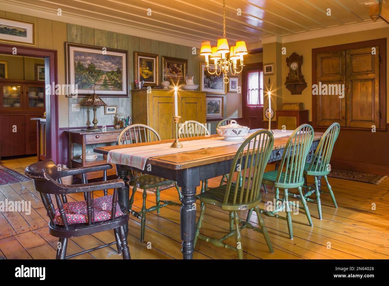 Sala da pranzo con sedie verdi a casa Foto stock - Alamy