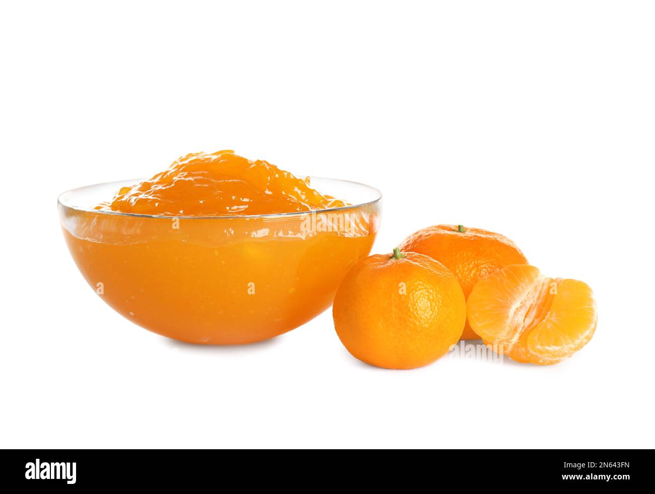 Ciotola di gustosa marmellata e di tangerini freschi su sfondo bianco Foto Stock