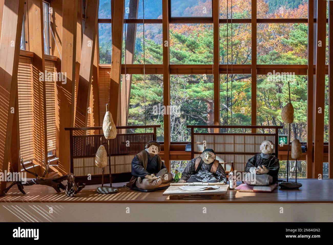 Tre kakashi (bambole di scarecatto) seduti in un ristorante, la Valle di Iya, l'Isola di Shikoku, Giappone Foto Stock