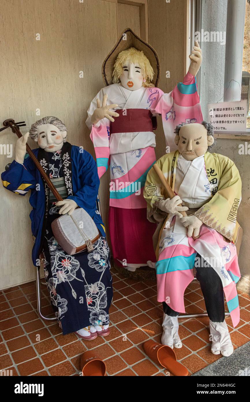 Gruppo musicale di Shamisen kakashi, Nagoro Doll Village, Iya Valley, Giappone Foto Stock