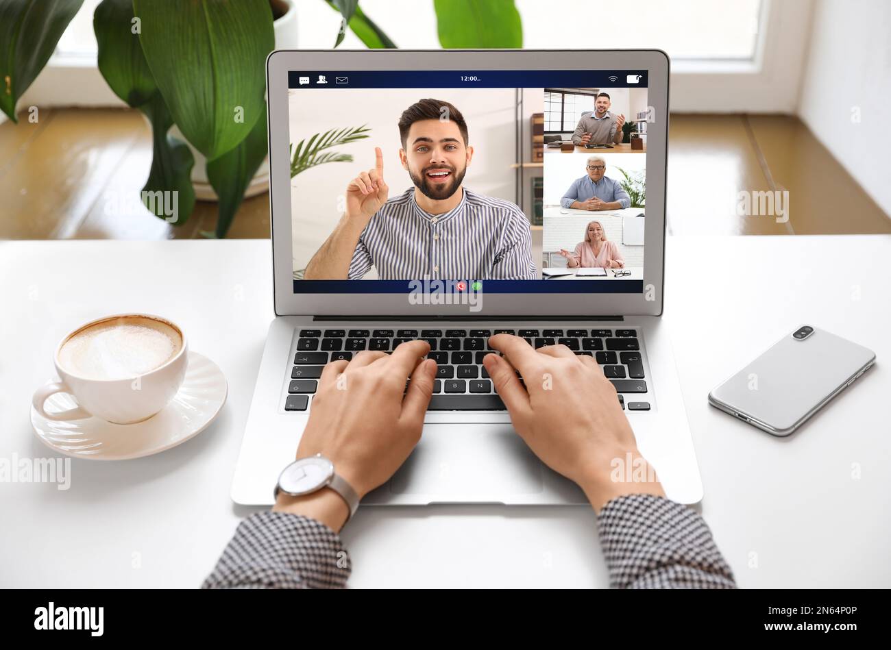 Donna che ha video chat con la squadra al tavolo, primo piano Foto Stock