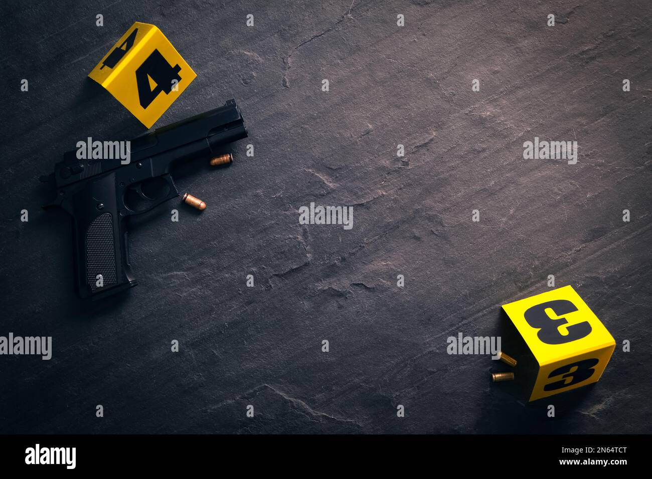 Proiettili, pistola e marcatori scena crimine su sfondo nero ardesia, piatto. Spazio per il testo Foto Stock