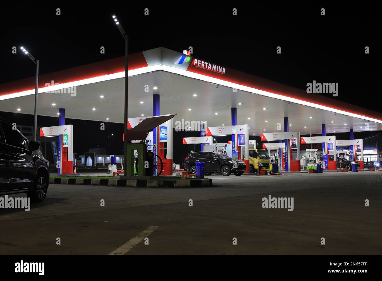 Ngawi, Indonesia - 05 marzo 2021. La stazione di servizio è di proprietà di Pertamina, una compagnia petrolifera statale indonesiana Foto Stock