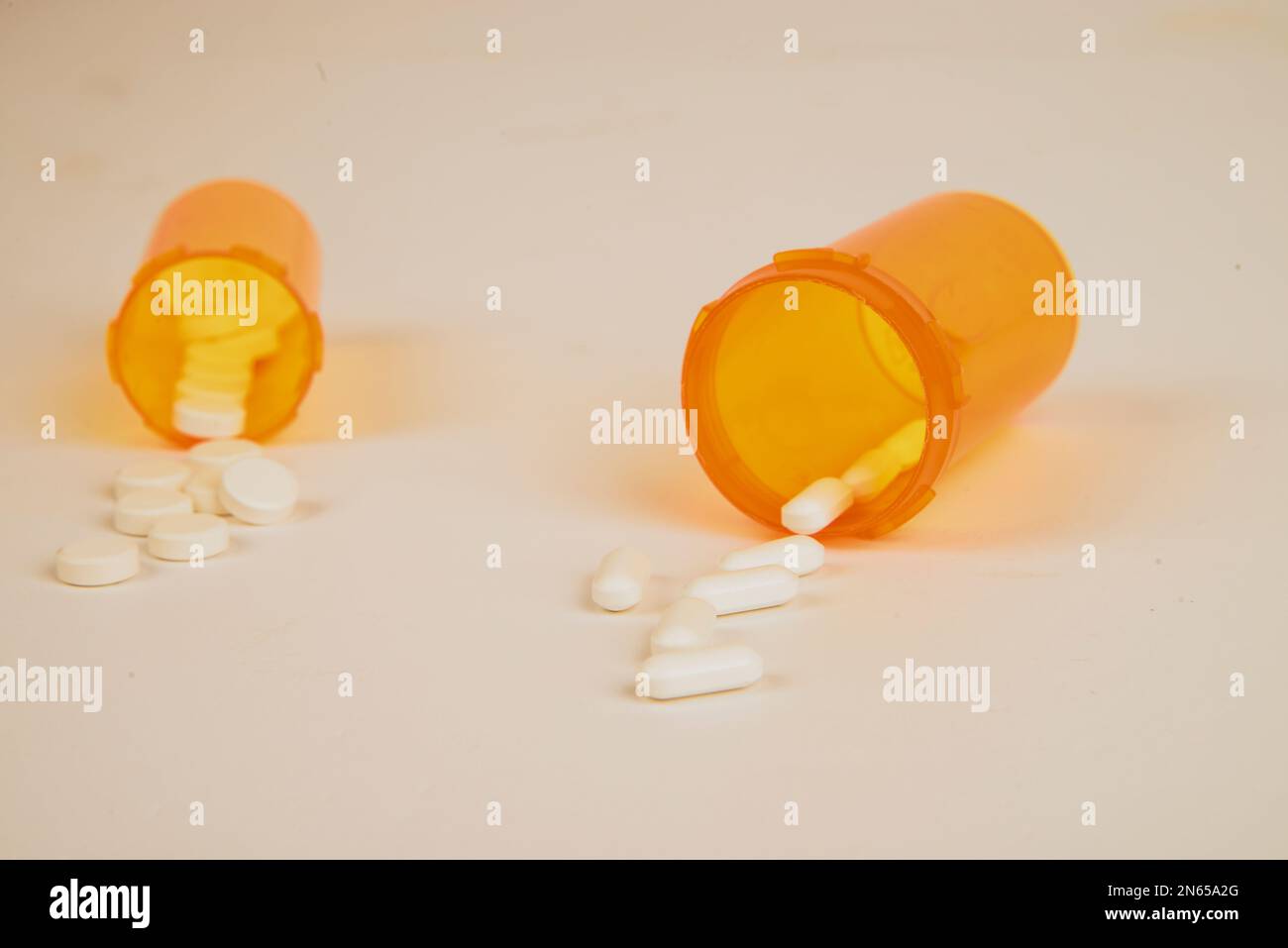 Contenitori di sostanze controllate su sfondo bianco, simboli di droghe pericolose. Foto Stock