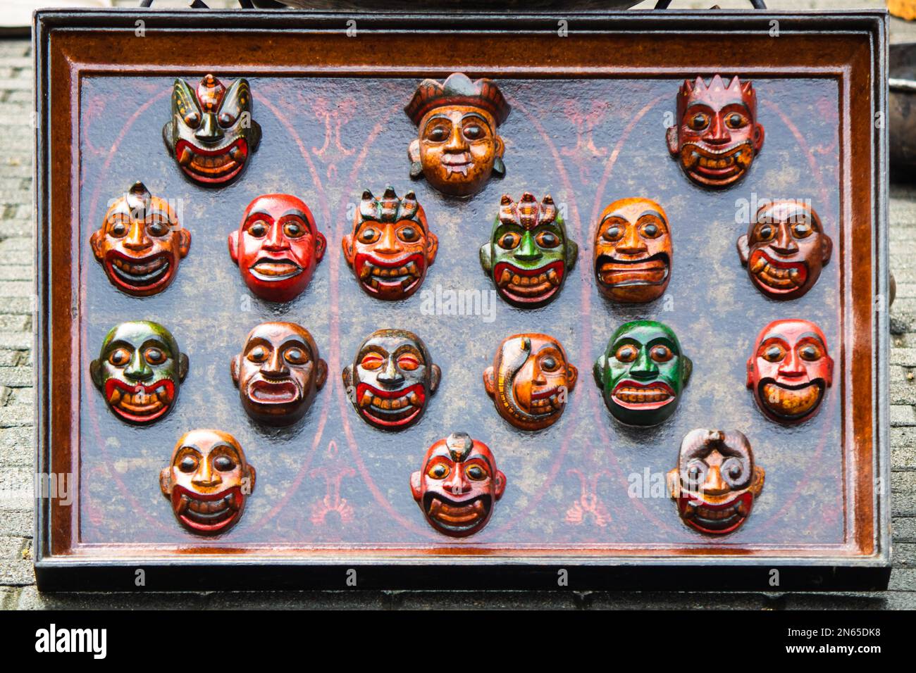 Le maschere di Daha ATA Sanniya sono accessori essenziali dell'antico rituale di danza in Sri Lanka, conosciuto anche come danza del diavolo. Il suo scopo è la guarigione e la benedizione. Foto Stock